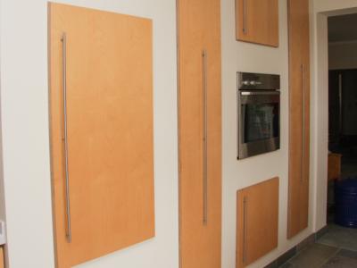 Backofen und Schrankelemente in Wand integriert Backofen und Schrankelemente in Wand integriert