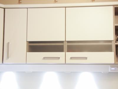 Hängeschränke mit Glasband Hängeschränke mit Glasband; Energieleiste unter Hängeschränken mit Steckdosen, Lichtschaltern und Strahlern,