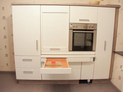 Schublade in eingebauter Tischplatte Schublade in eingebauter Tischplatte; Tischplatte in Ruheposition; darüber Rollo mit Holzlamellen in Frontfarbe