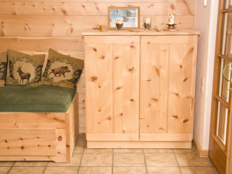 Zweitüriger Schrank aus Zirbekiefer massiv natur  Zweitüriger Schrank aus Zirbekiefer massiv natur