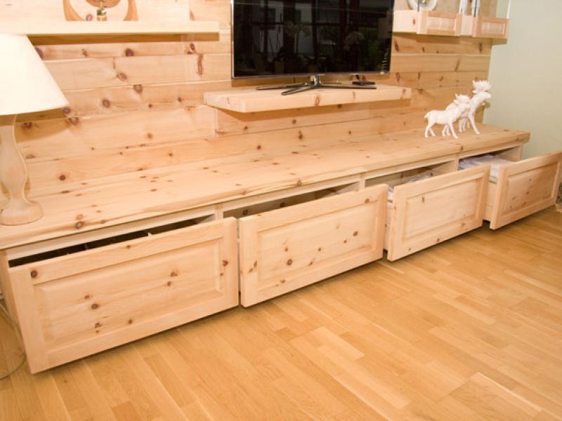Große Stauraumschubladen im Zirbekiefer-Wohnschrank Große Stauraumschubladen im Zirbekiefer-Wohnschrank