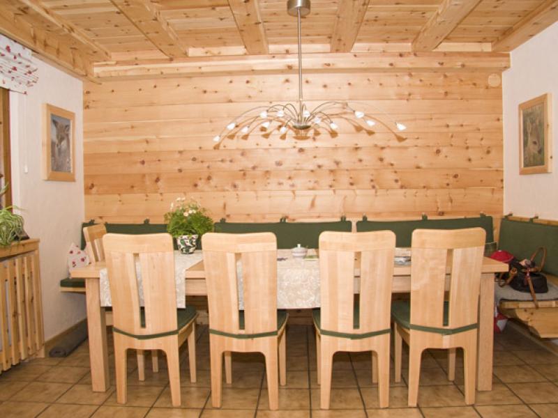 Esstisch und Stühle kanadischer Ahorn massiv Esstisch und Stühle kanadischer Ahorn massiv, Oberfläche lackiert
