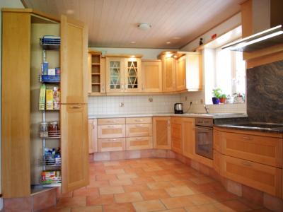 Hängeschrank mit Vorratsauszug Hängeschrank mit Vorratsauszug