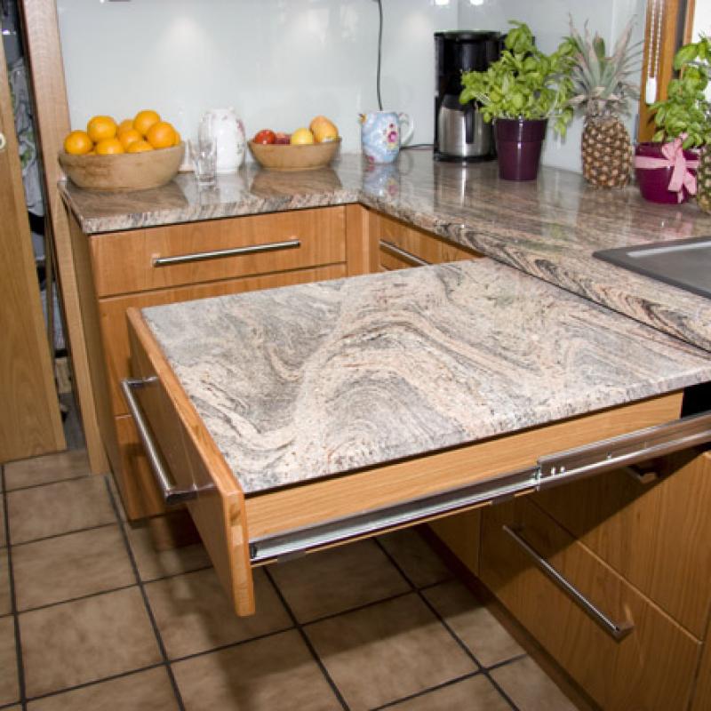 Ausziehbare Arbeitsfläche mit Granitplatte Ausziehbare Arbeitsfläche mit Granitplatte
