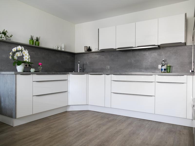 01 weiße Küche mit Beton-Optik 01 weiße Küche mit Beton-Optik