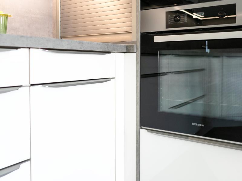12 Detailansicht Backofen, Mikrowelle, Rolloschrank 12 Detailansicht Backofen, Mikrowelle, Rolloschrank