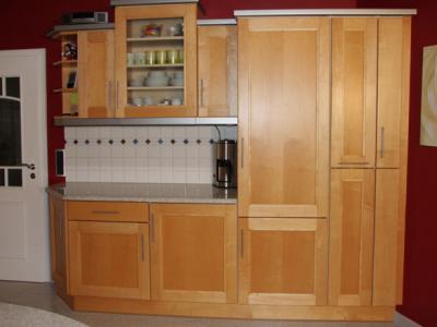 Schrankwand Schrankwand - rechts: Hochschrank an schrägen Wandverlauf angepasst/ Apothekerauszug / Kühlschrank / mittlerer Hängeschrank mit Glasfront
