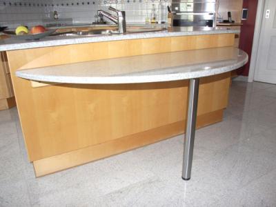 Halbrunde Granit-Tischplatte Halbrunde Granit-Tischplatte mit Edelstahl-Stützfüß