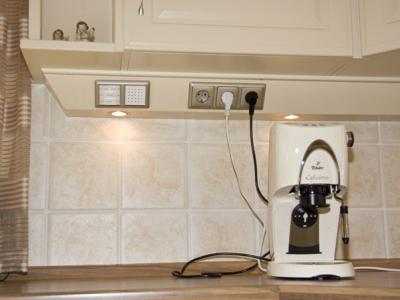 Energieleiste Energieleiste mit eingebauten Halogen-Strahlern, Steckdosen und Radio